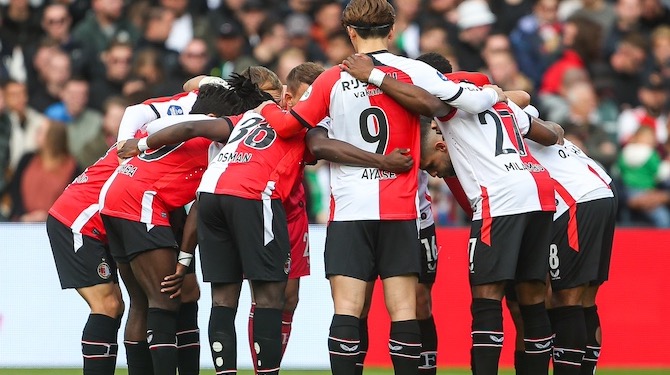 Feyenoord-selectie troost Priske met afscheidshuddle