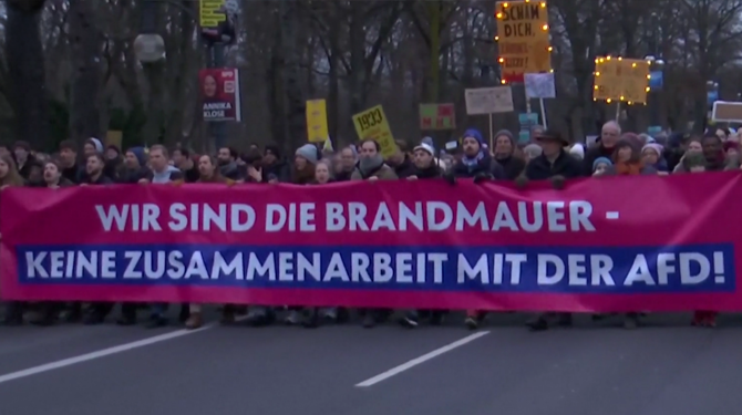 Honderdduizenden de straat op in Berlijn voor de democratie: hoe voorkomen we dat dat hier gebeurt?