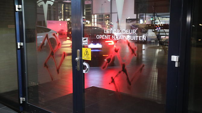 Tesla-showroom ‘wat onhandig’ beklad