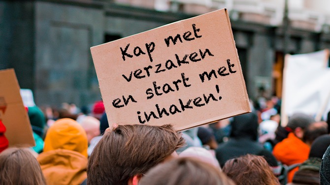 Boze menigte verzamelt zich voor enige bedrijf dat nog niet heeft ingehaakt op Winter Vol Liefde