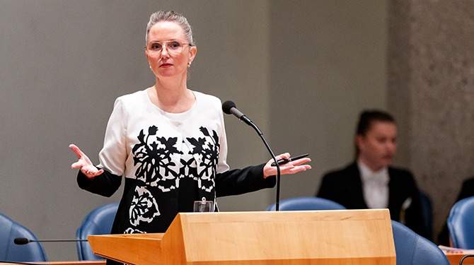 Jeugdzorg kan ondanks enorm geldtekort, slechte communicatie, lange wachtlijsten en slechte zorg maar niet genoeg personeel vinden