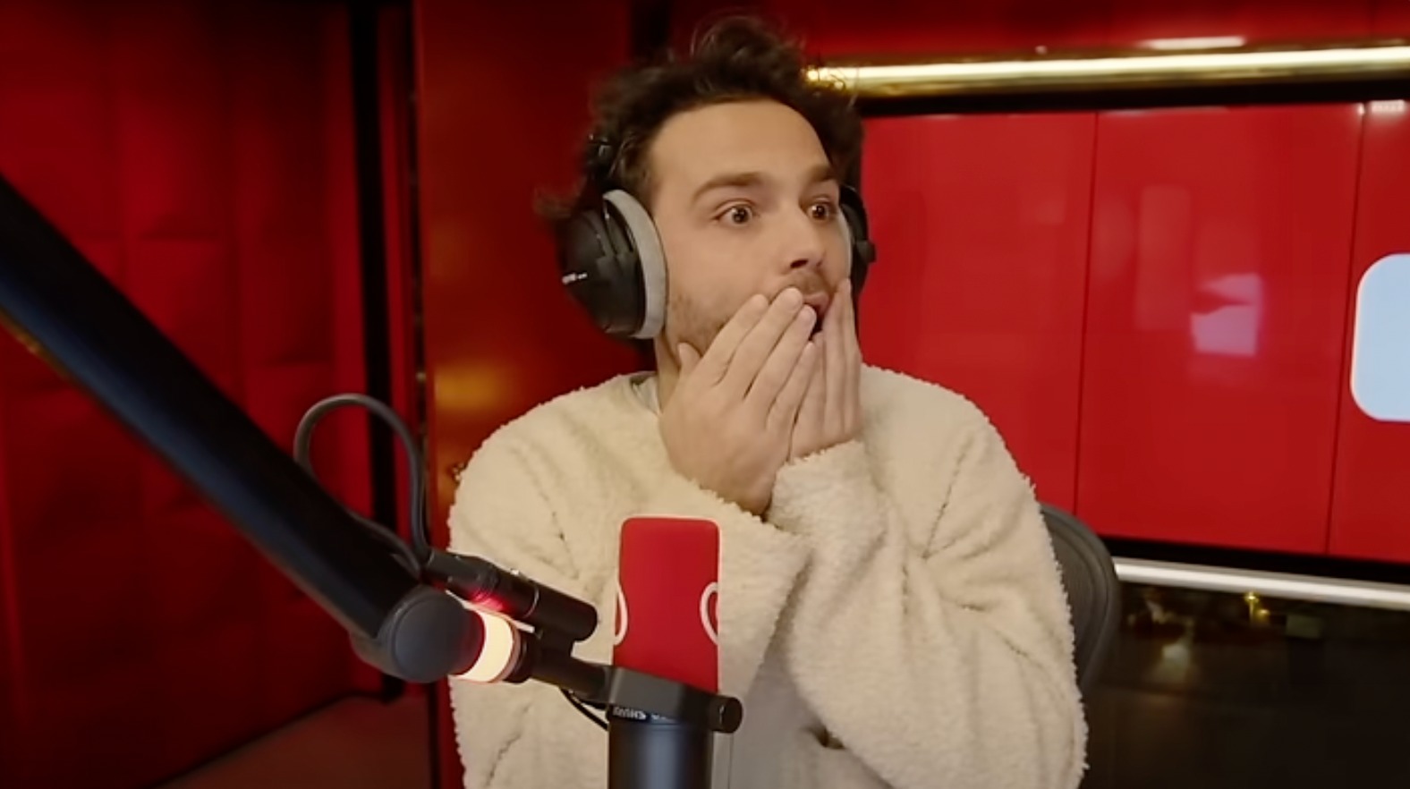 Radio-dj ontslagen nadat hij ‘liedje’ zei in plaats van ‘track’ of ‘plaat’