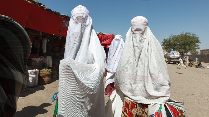 Waarom hoor je vrouwen in Afghanistan niet over hun openbare spreekverbod?