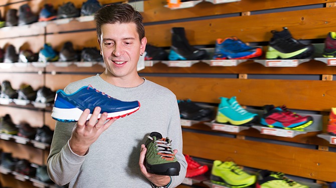 Man zoekt goede, stevige, ergonomische hardloopschoenen en komt uit op lichtblauw