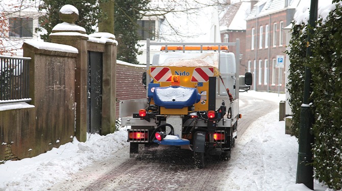 Peperwagens rijden weer massaal achter zoutwagens aan