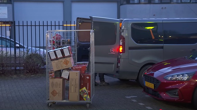 Boer laat zich uitkopen zodat hij extra veel vuurwerk kan kopen in Duitsland