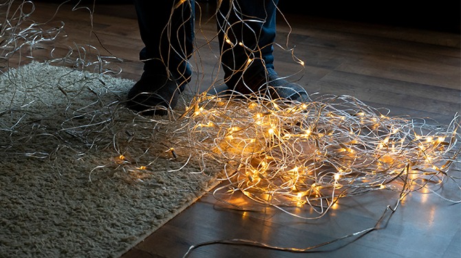 Kerstlampjes weer zorgvuldig in de knoop gelegd voor volgend jaar