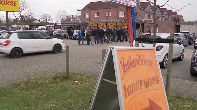Marcel koopt zelf nooit vuurwerk maar vindt het wel mooi om naar mensen te kijken die vuurwerk kopen
