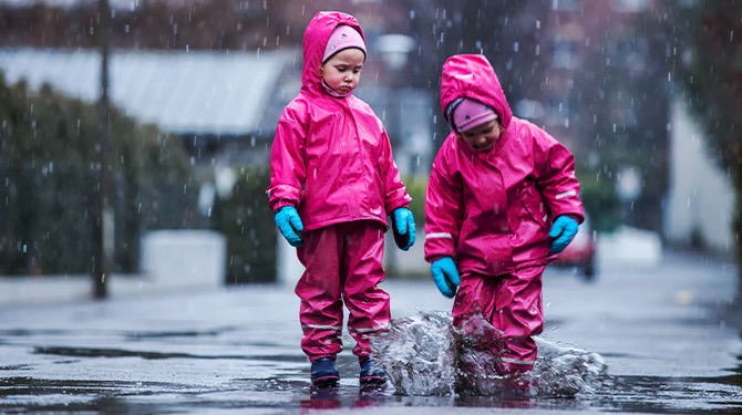 Winterse taferelen: kinderen maken regenpop