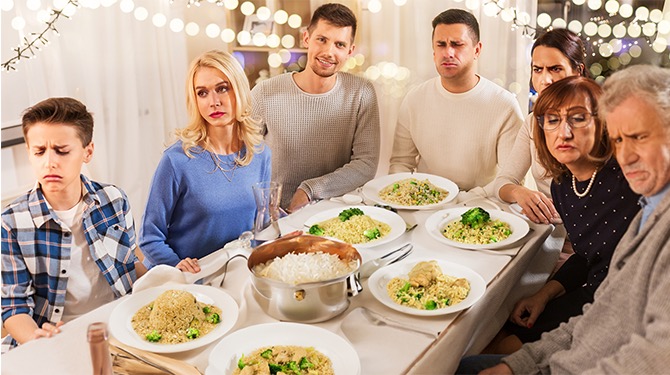 Familie maakt fout om kerst bij fitte neef Ray (35) te vieren en eet alleen rijst, broccoli en droge kip