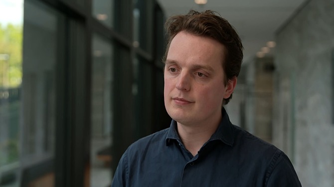Sywert van Lienden schiet CEO zorgverzekeraar dood om sympathie van volk terug te winnen