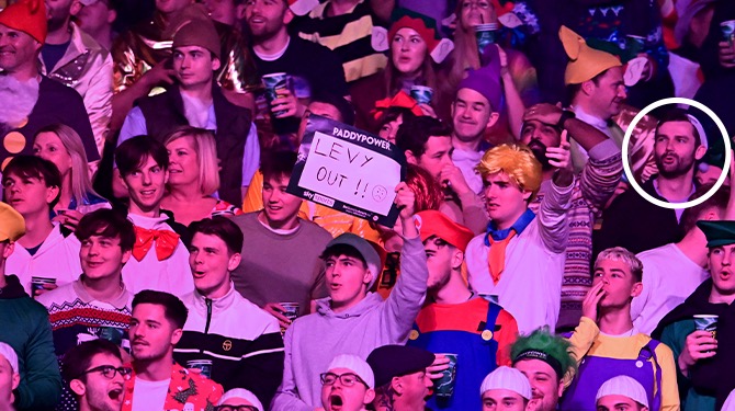 Treurige beelden: nuchtere idioot gedraagt zich in 'Ally Pally'