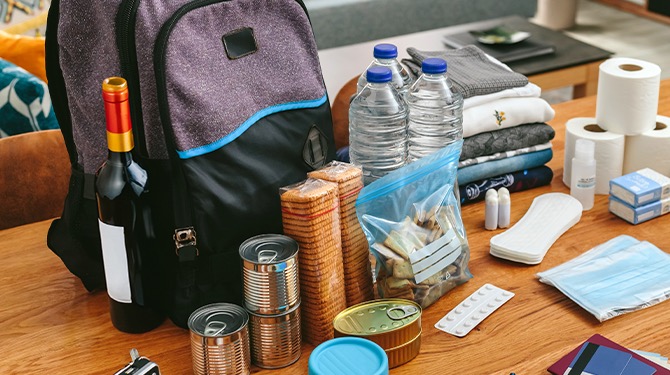 Dit moet in je noodpakket zitten als een ramp uitbreekt: fles wijn, luxe zoutjes, cadeaubon