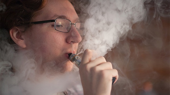 Vapen kan zorgen voor klaplong of longbloeding, maar er zijn ook voordelen: ‘Het is stoer’