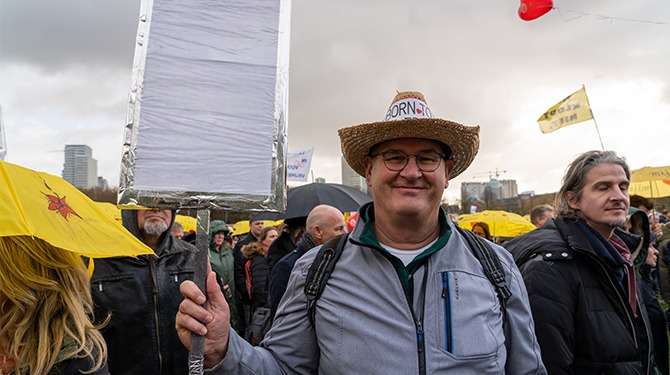 Tevreden burgers uiten genoegen op Malieveld