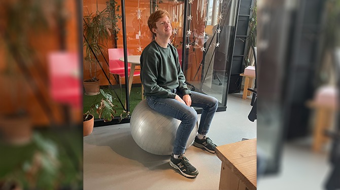 Man op skippybal waarschijnlijk creatief