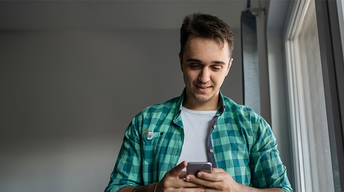 Peter wil van alle vrouwen op Tinder weten of alles goed met ze gaat