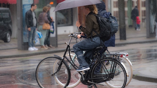 Je ruikt naar natte hond door de regen: 5 tips om daar toch niets aan te doen