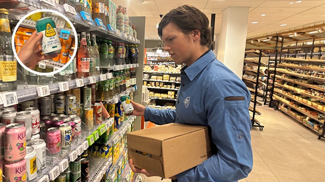 Supermarktmedewerker weet nog niet in welk schap hij olijfwater met augurksmaak moet vullen