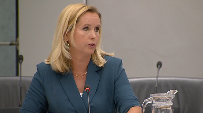 Minister Klever voor Ontwikkelingshulp bezuinigt per ongeluk zichzelf weg