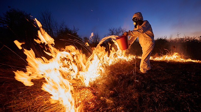 Wetenschappers tonen aan: olie op het vuur verergert brand