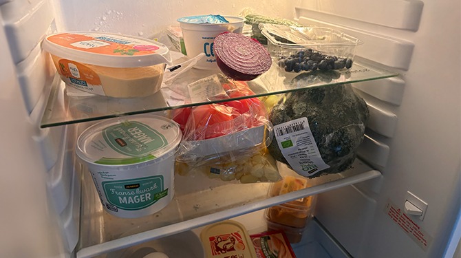 Life hack: leg een halve ui in je koelkast, dan ruikt je koelkast lekker naar ui