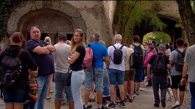 Nieuwe vermakelijke attractie in de Efteling: kijken naar kilometer lange rij met wanhopige mensen