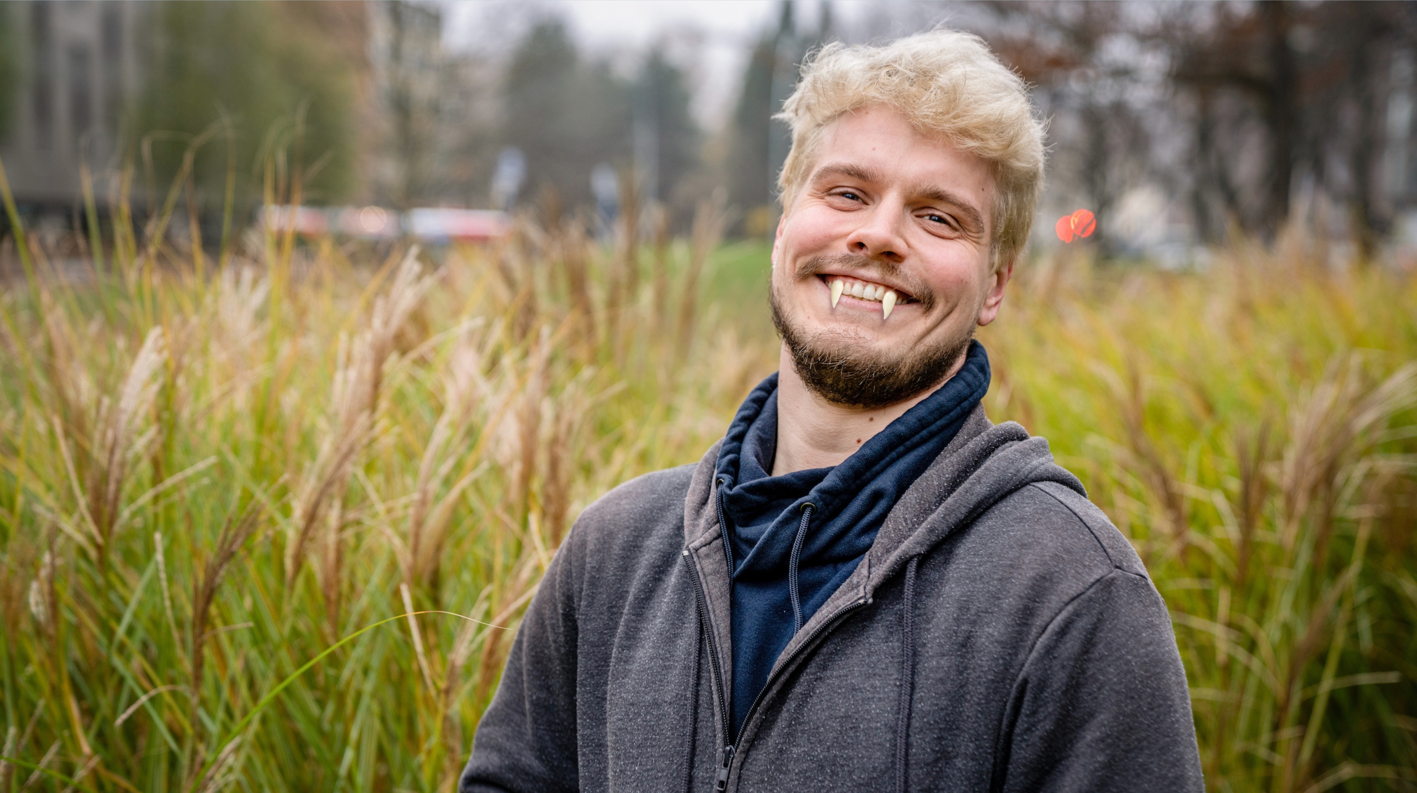 Frank gaat met Halloween verkleed als Frank met vampiertanden