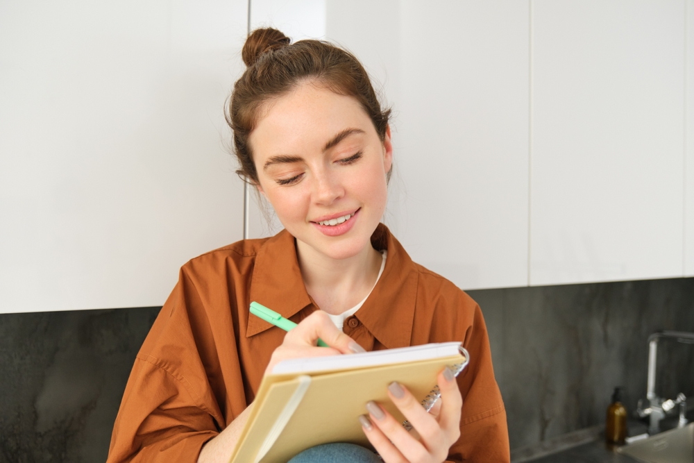 Vrouw deelt haar leven goed in: maandag en dinsdag onzeker, woensdag en donderdag werkstress en vanaf vrijdag FOMO