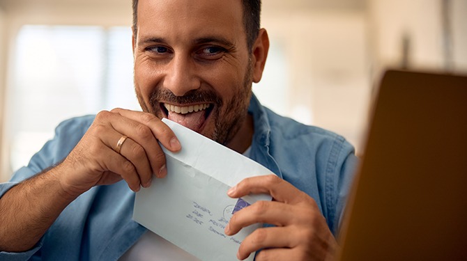 PostNL komt met lekkere likranden aan enveloppen om het sturen van brieven te stimuleren