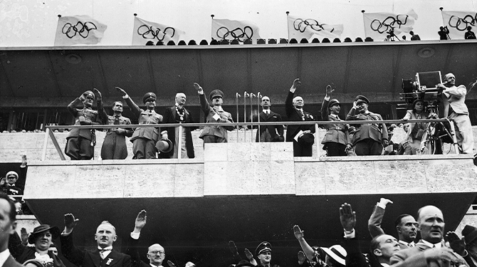 Hoe moet je wel een sportevenement positief laten afstralen op je dictatuur? We vroegen het Adolf Hitler