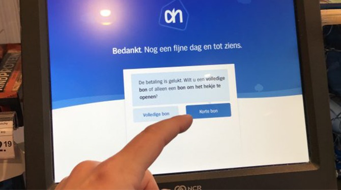 Lieke moet nog maar 654.889 keer op 'Korte bon' klikken om haar vakantie naar Ibiza te compenseren