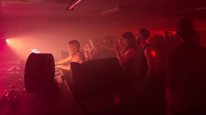 Tijdens deze ADE staan er voor het eerst meer mensen achter de dj dan ervoor