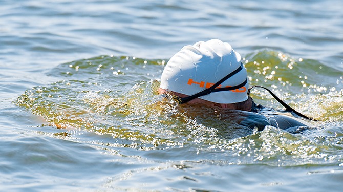 Burgemeester van Venray zwemt door drinkwater om aan te tonen dat het schoon is