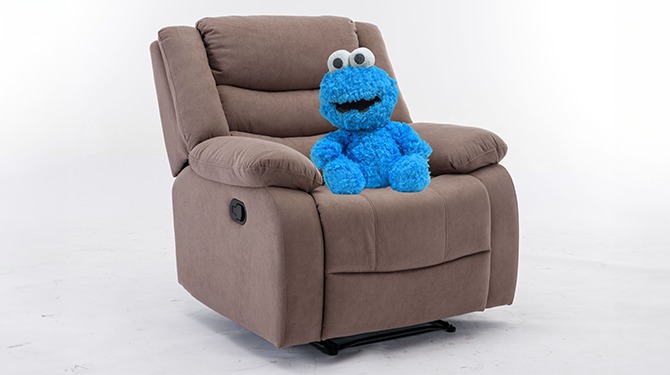 Cuckiemonster kijkt toe terwijl jij met zijn partner een koekje eet