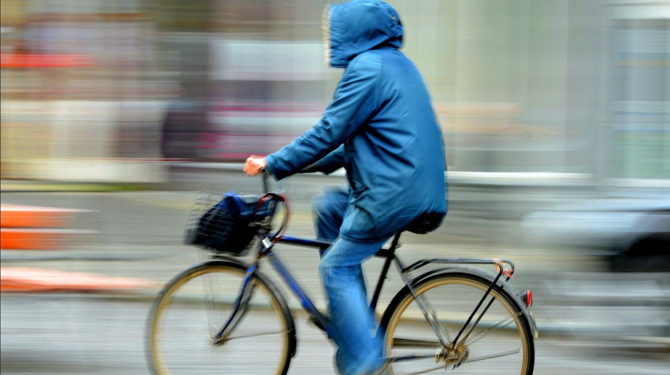 Meerderheid Nederlanders verkiest afschuwelijke dag vol ongemak boven regenbroek