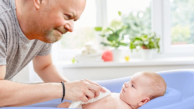 Historische foto uit 2007: Raymond van Barneveld zegent kleine Luke Littler