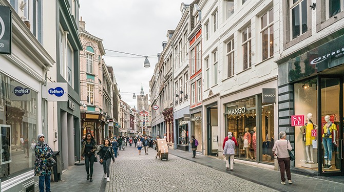 Vertrouwen in mensen met vertrouwen in politiek gedaald