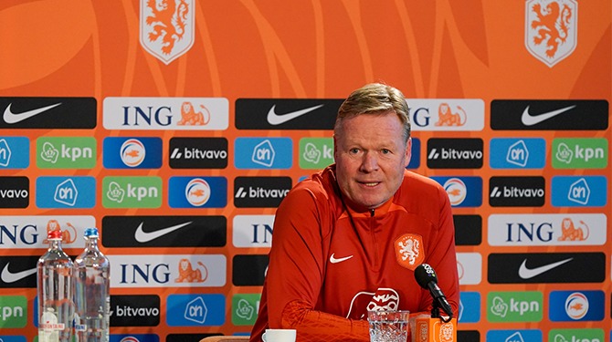 Koeman haalt gram: 'Dat Bergwijn 2 assists geeft zegt genoeg over het niveau'