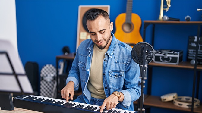 Man met keyboard is project