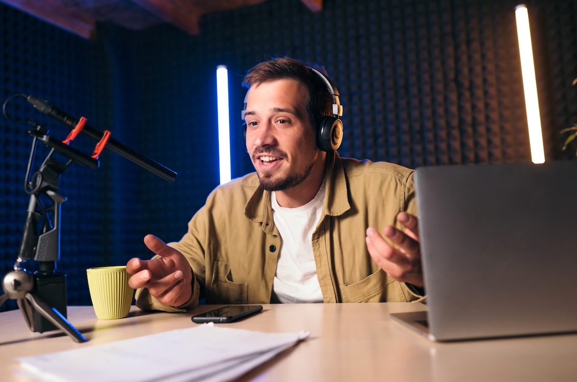 Consumentenbond geeft tips over hoe je dropshippers herkent: ‘shirt te strak, praat alsof hij in een podcast zit’