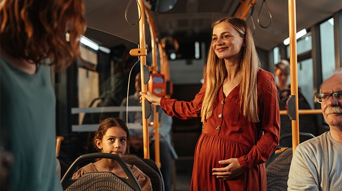 Zwangere vrouw in bus nog niet zwanger genoeg om voor op te staan