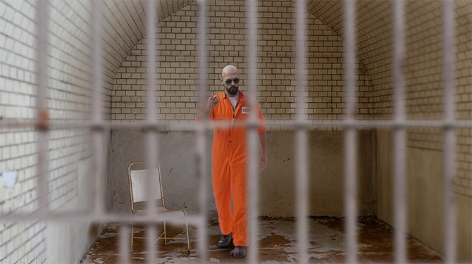 Andrew Tate vertelt kakkerlakken in zijn cel hoe ze vrouwtjeskakkerlakken moeten behandelen