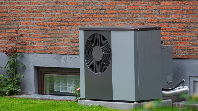 Hele zieke stunt weer, Banksy: kunstenaar installeert zonnewering en warmtepompen bij honderdduizend Nederlandse sociale huurwoningen