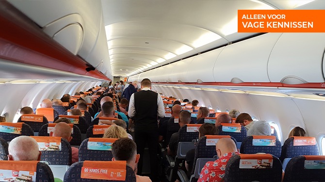 EasyJet helpt strijd tegen klimaatverandering door vliegen zo oncomfortabel mogelijk te maken