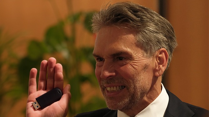 Dick Schoof heeft staatsgeheimen eindelijk over kunnen zetten op een USB-stick