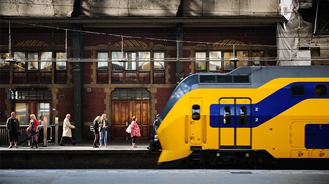 Journalist die met nieuws over treinrukvideo’s kwam blijft vaag over hoe hij die video’s kende