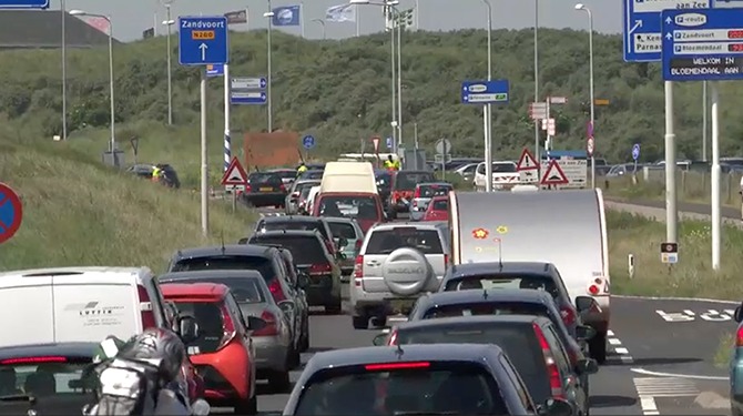Nederland zoekt massaal verkoeling in de file