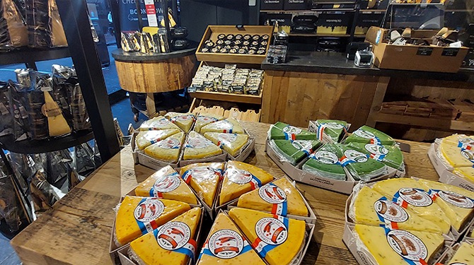 Typisch Nederlandse kaaswinkel in Kalverstraat heeft na 5 jaar eerste Nederlandse bezoeker