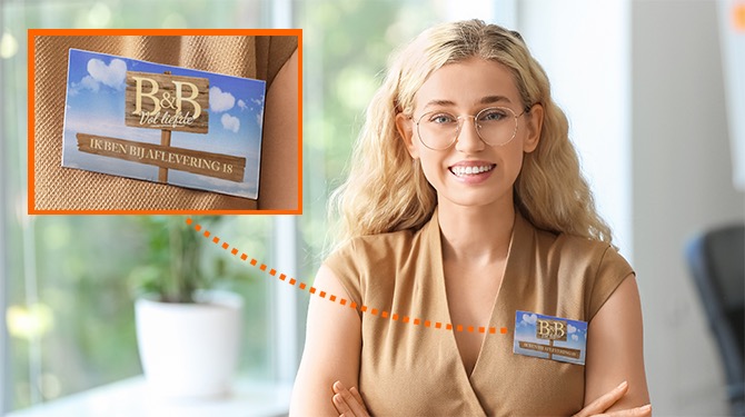 Collega’s dragen bordjes die aangeven bij welke aflevering van B&B Vol Liefde iedereen is